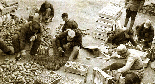 esball官网电子游戏www.esball.com集团的前身华兴铁工厂诞生，后发展为徐州重型机械厂