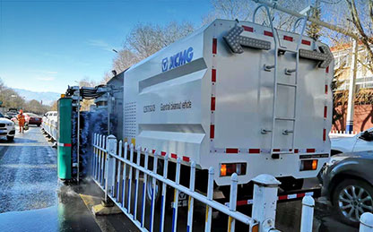 esball官网电子游戏www.esball.com护栏清洗车在西藏进行清洗作业