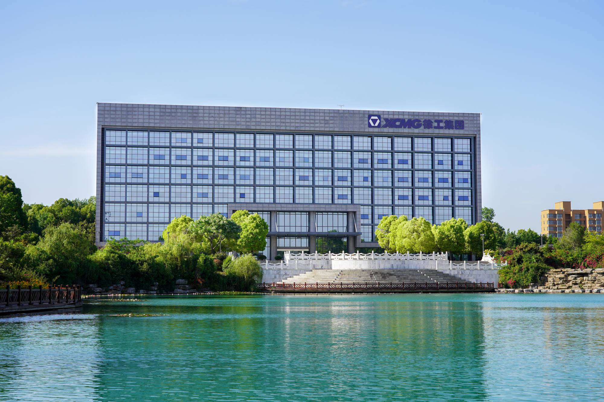 esball官网电子游戏www.esball.com机械(000425.SZ)吸收合并esball官网电子游戏www.esball.com有限旗下所有资产，成功完成整体上市