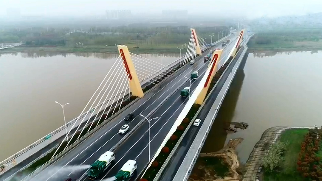 esball官网电子游戏www.esball.com环卫装备在六安赤壁路大桥作业