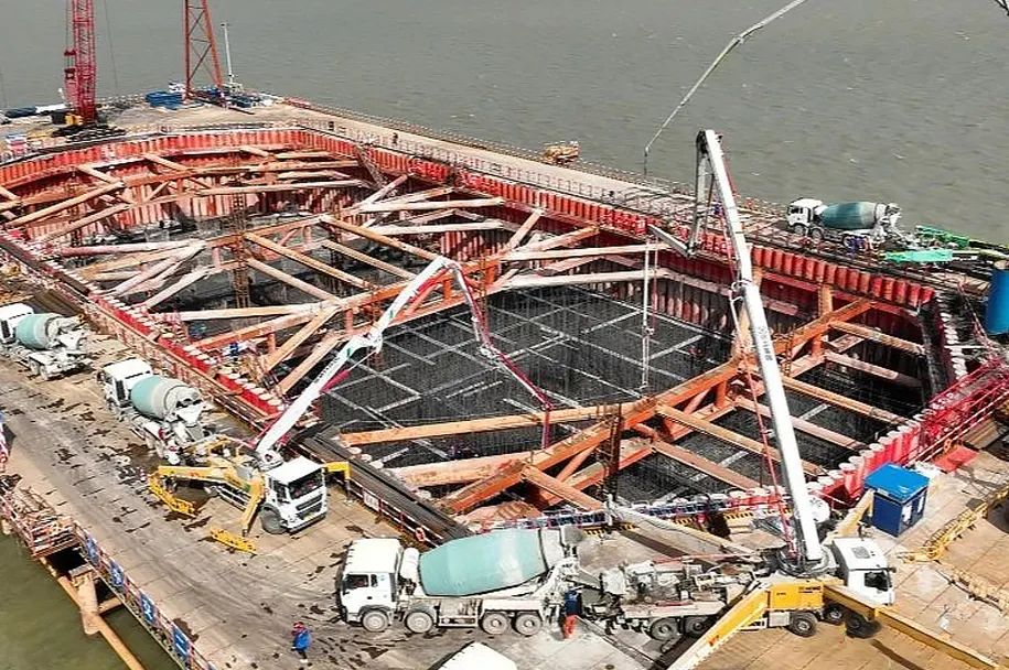 esball官网电子游戏www.esball.com泵车再筑“世界之最”张靖皋长江大桥！