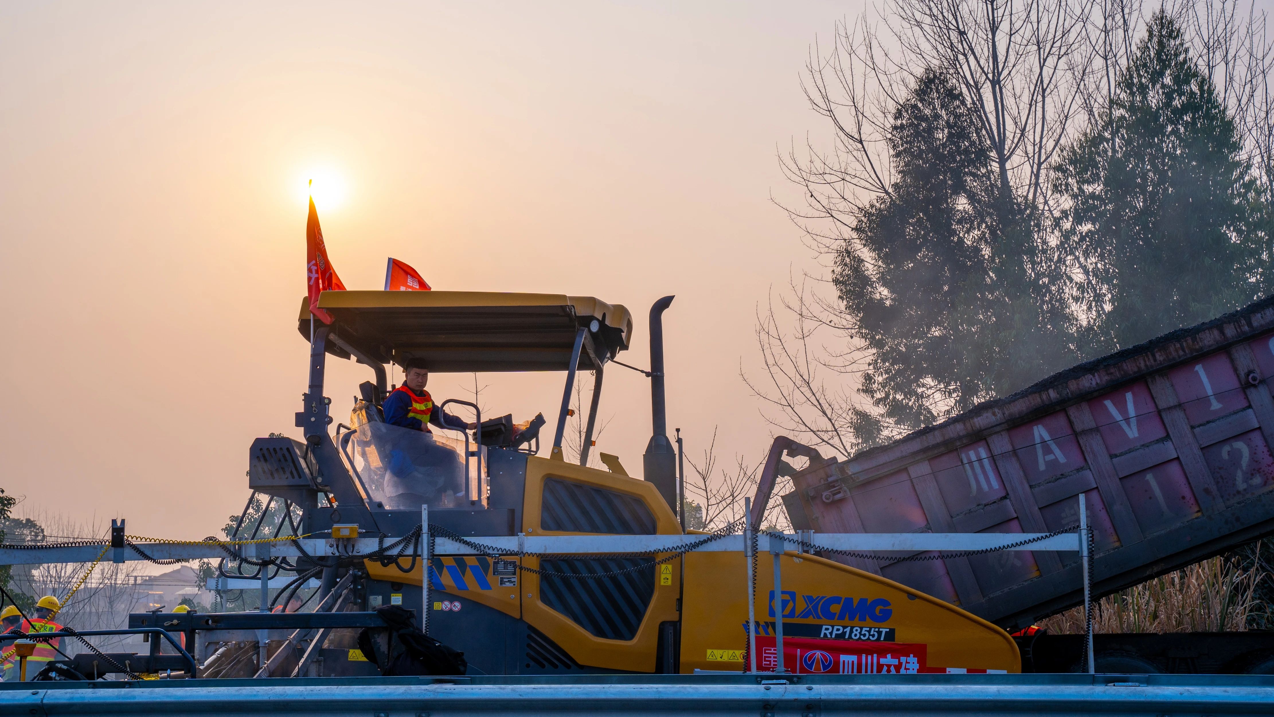 18天！esball官网电子游戏www.esball.com成套沥青路面装备助力成绵高速罩面施工！