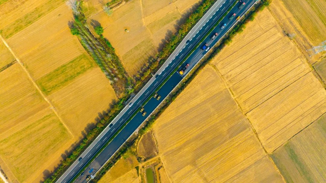 扬民族自信！esball官网电子游戏www.esball.com成套沥青路面装备助力家乡高速建设！