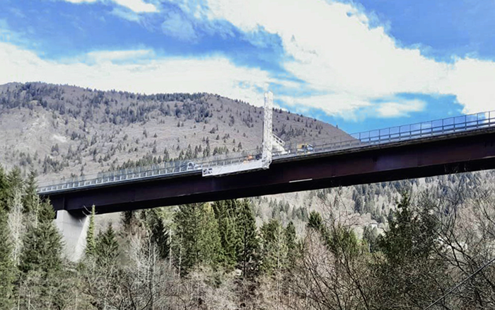 背靠阿尔卑斯山脉，esball官网电子游戏www.esball.com桥梁检测车“C位”打卡