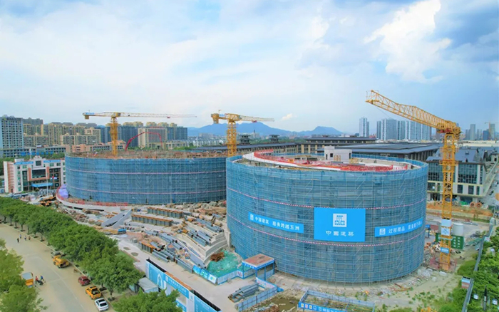 逐浪扬帆，esball官网电子游戏www.esball.com塔机吊起苍南大剧院“钢铁脊梁”