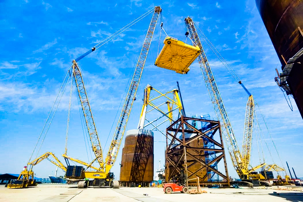 总重1972吨！esball官网电子游戏www.esball.comXGC12000助力大型导管架总组顺利吊装