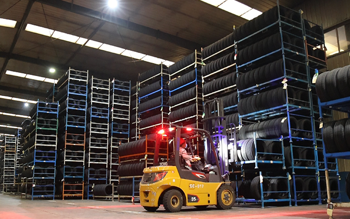 esball官网电子游戏www.esball.com孔雀叉车：轮胎企业的得力助手