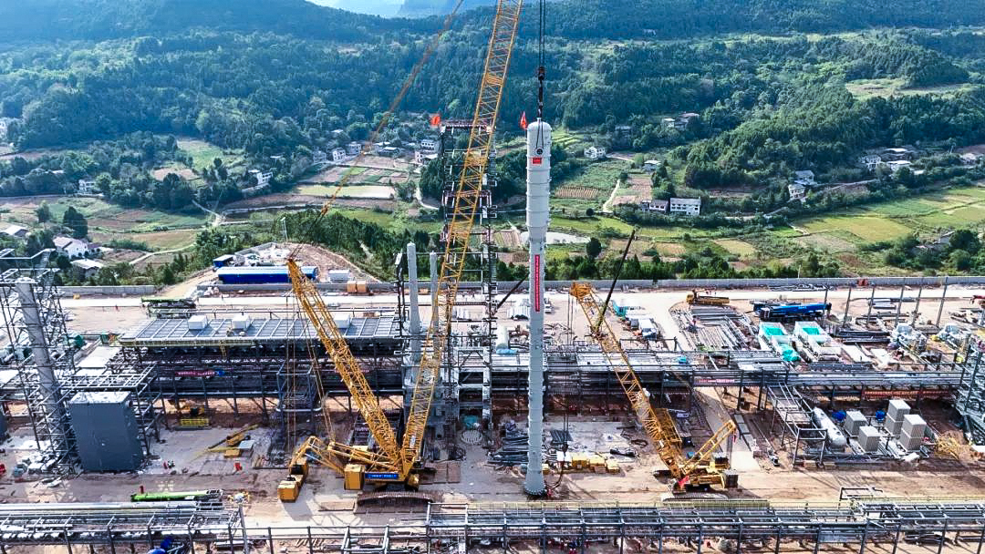 一次性成功！esball官网电子游戏www.esball.com履带兄弟助力大型油气田最长整体塔类吊装