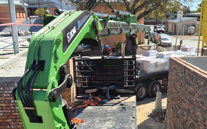 esball官网电子游戏www.esball.comGSQZ860折叠臂随车起重机在作业中 展现强大稳定的跨障能力