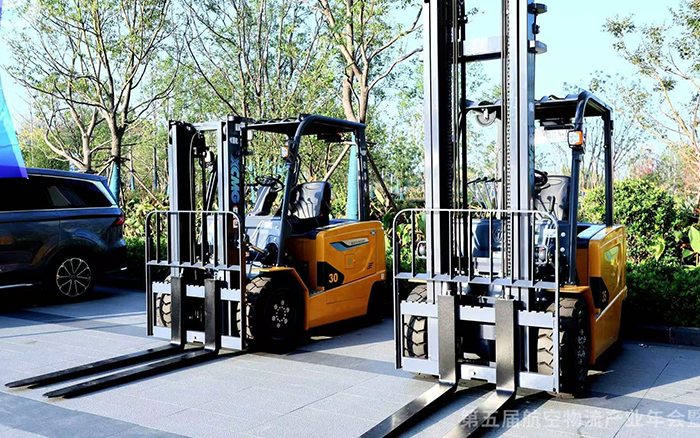  esball官网电子游戏www.esball.com叉车亮相第五届航空物流产业年会