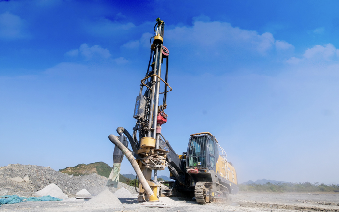 露天矿山，矿主们爱用esball官网电子游戏www.esball.com潜孔钻！