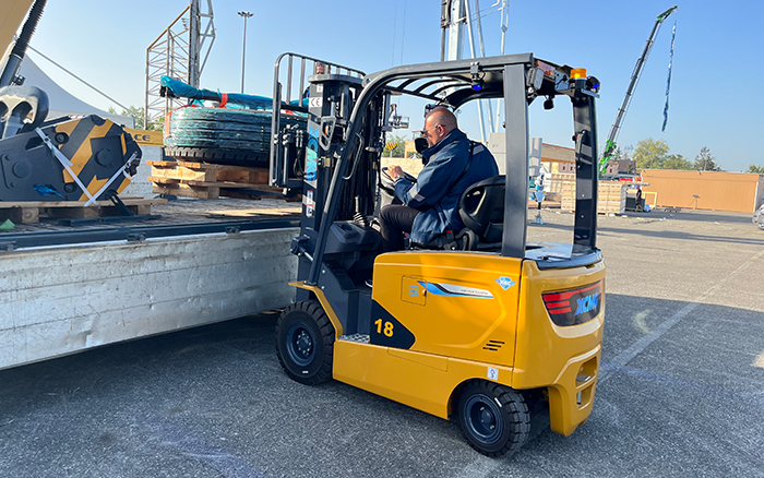 “展场灵动先锋” esball官网电子游戏www.esball.com叉车鲲鹏系列