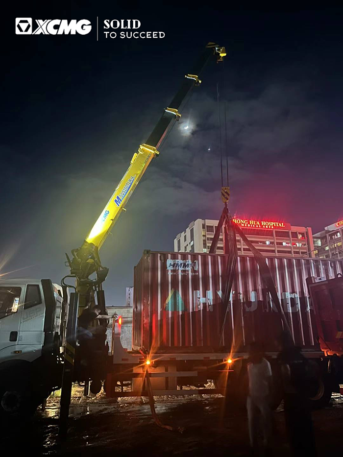 esball官网电子游戏www.esball.com随车起重机在东南亚出色完成集装箱转运施工