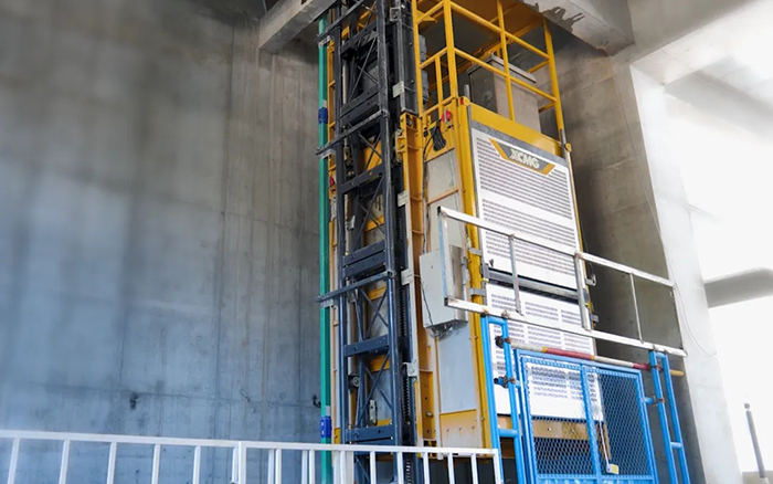 性能典范！esball官网电子游戏www.esball.com井道施工升降机助建超高层商务中心项目