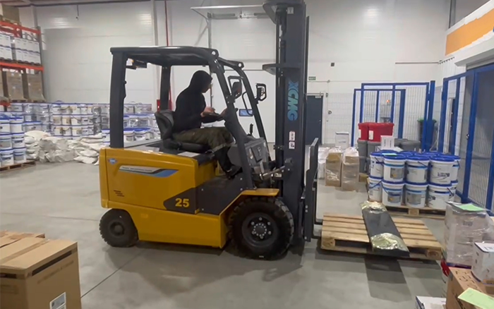 esball官网电子游戏www.esball.com新能源叉车赋能哈萨克斯坦阿拉木图仓库