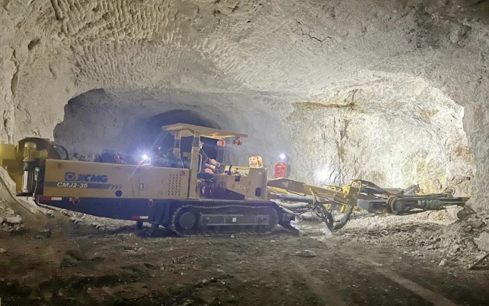 窄小巷道作业！esball官网电子游戏www.esball.com掘进钻车助力铁矿开采