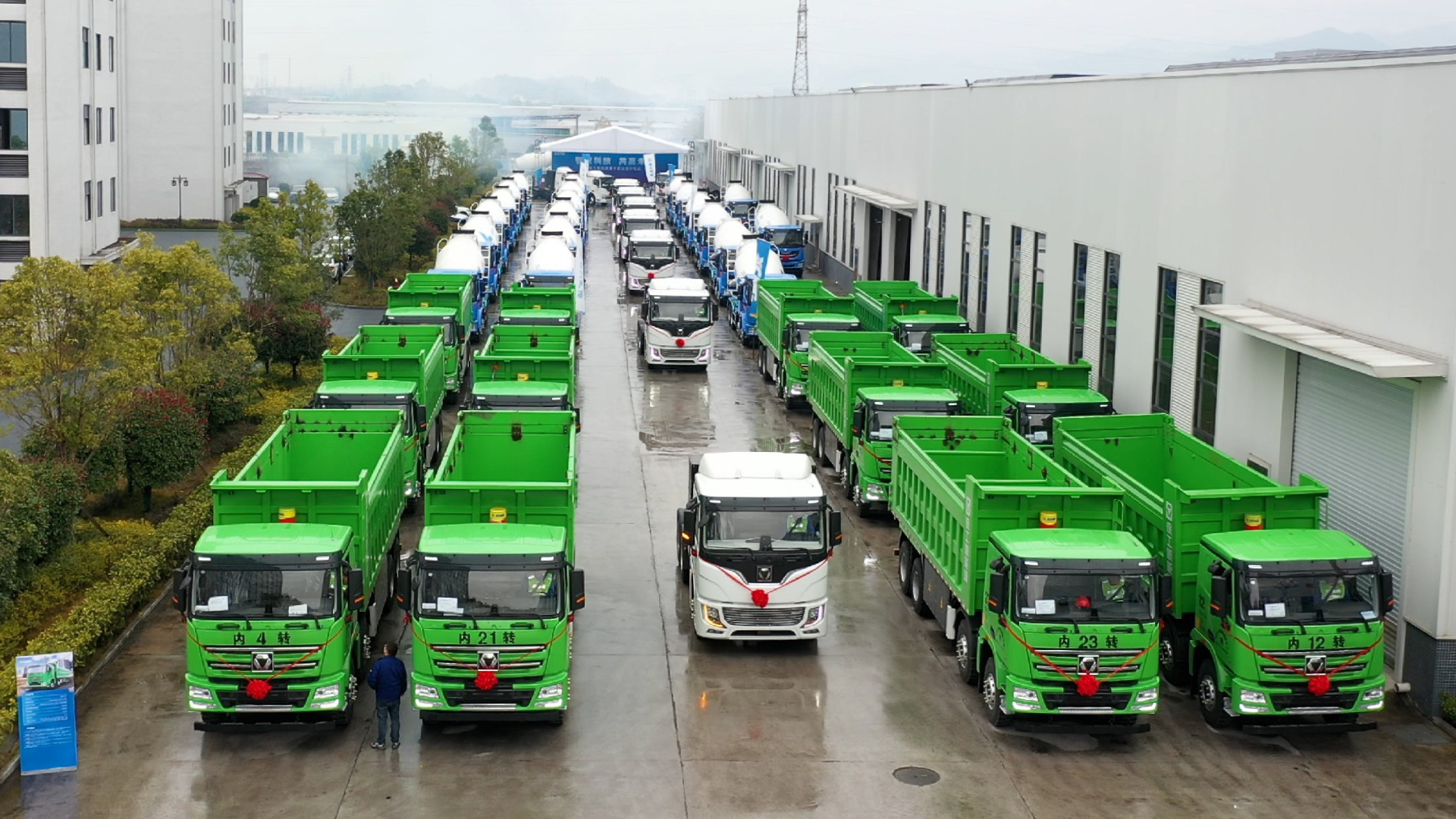  百台esball官网电子游戏www.esball.com新能源成套化运输设备交付盛况直击