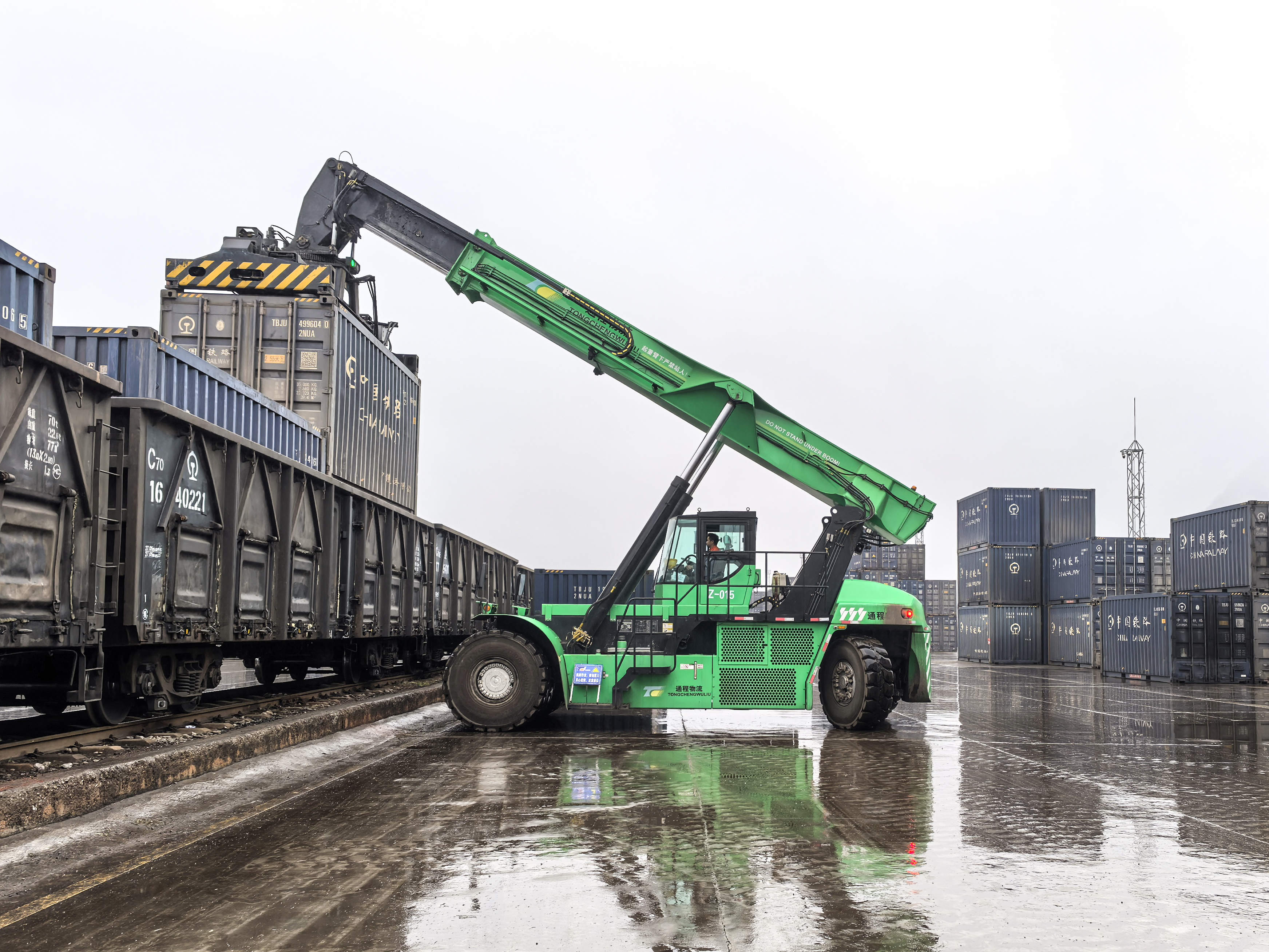 esball官网电子游戏www.esball.com纯电动正面吊在华南某铁路货场交出“低碳答卷”