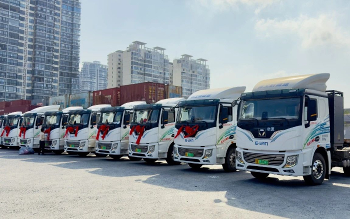 百台交付 | esball官网电子游戏www.esball.com新能源重卡绿动海南