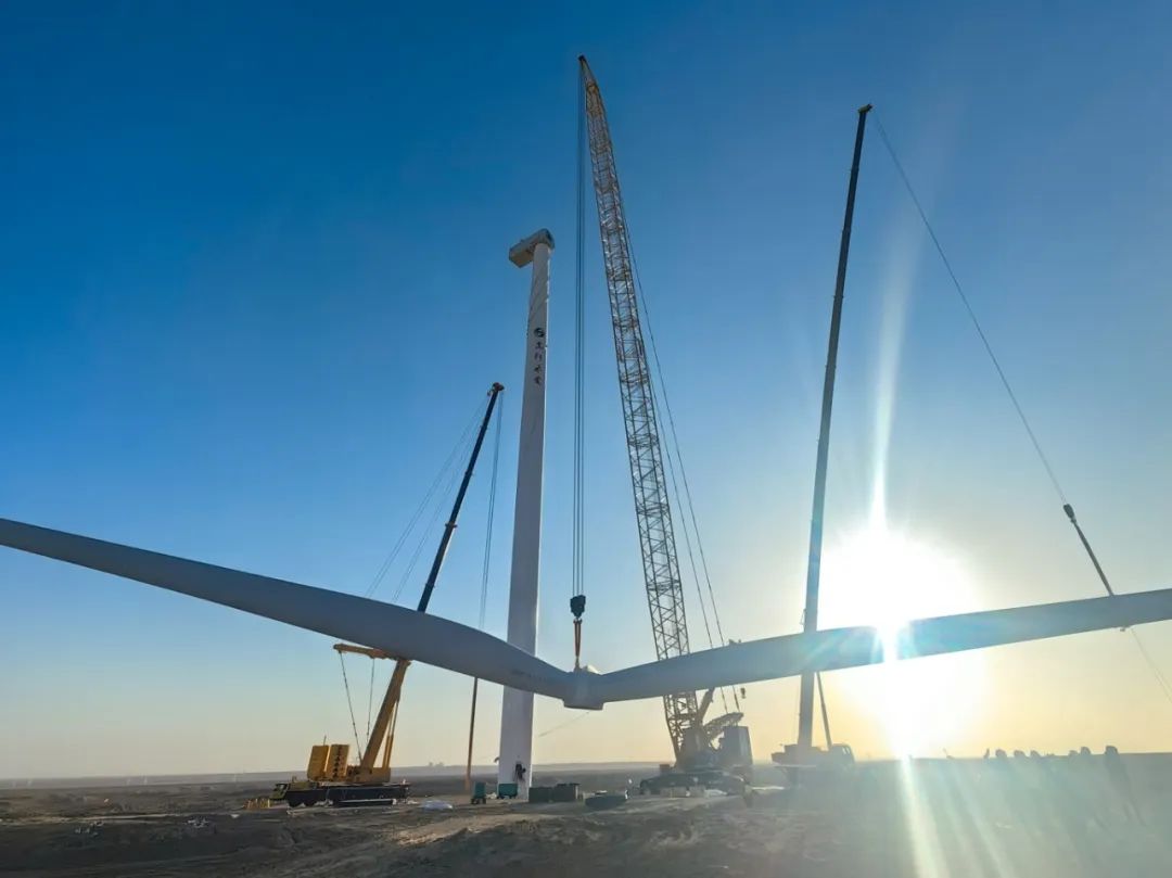 “零偏差”！西北戈壁现风电“超级大片”，esball官网电子游戏www.esball.comXLC18000M领衔多机协同吊装