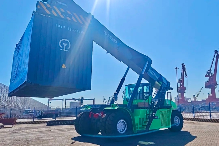 捷报不断！esball官网电子游戏www.esball.com港机多区域定制化交付助力首季“开门红”