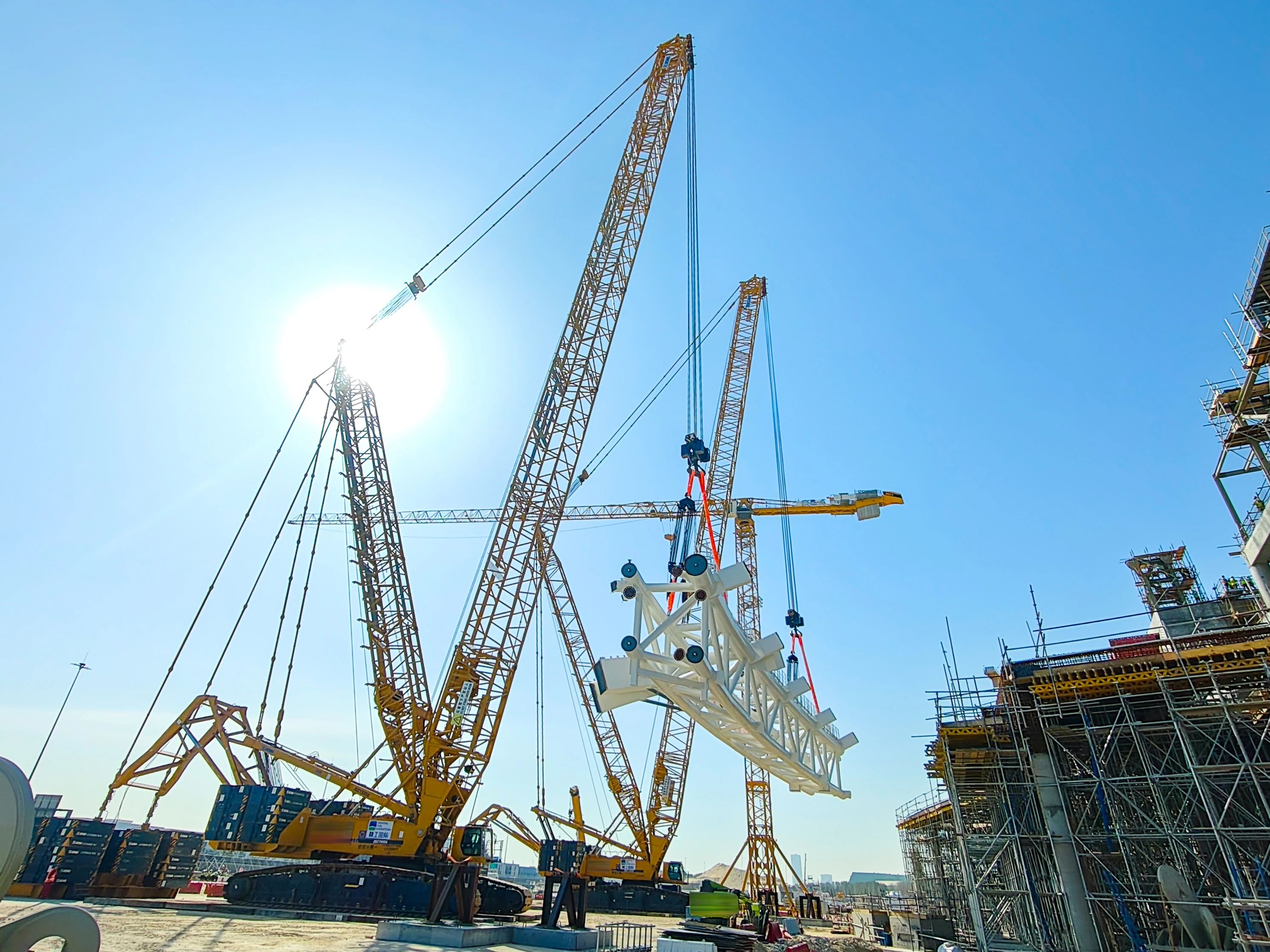 毫米级精度托举世界杯梦想——esball官网电子游戏www.esball.com履带起重机奋战沙特！