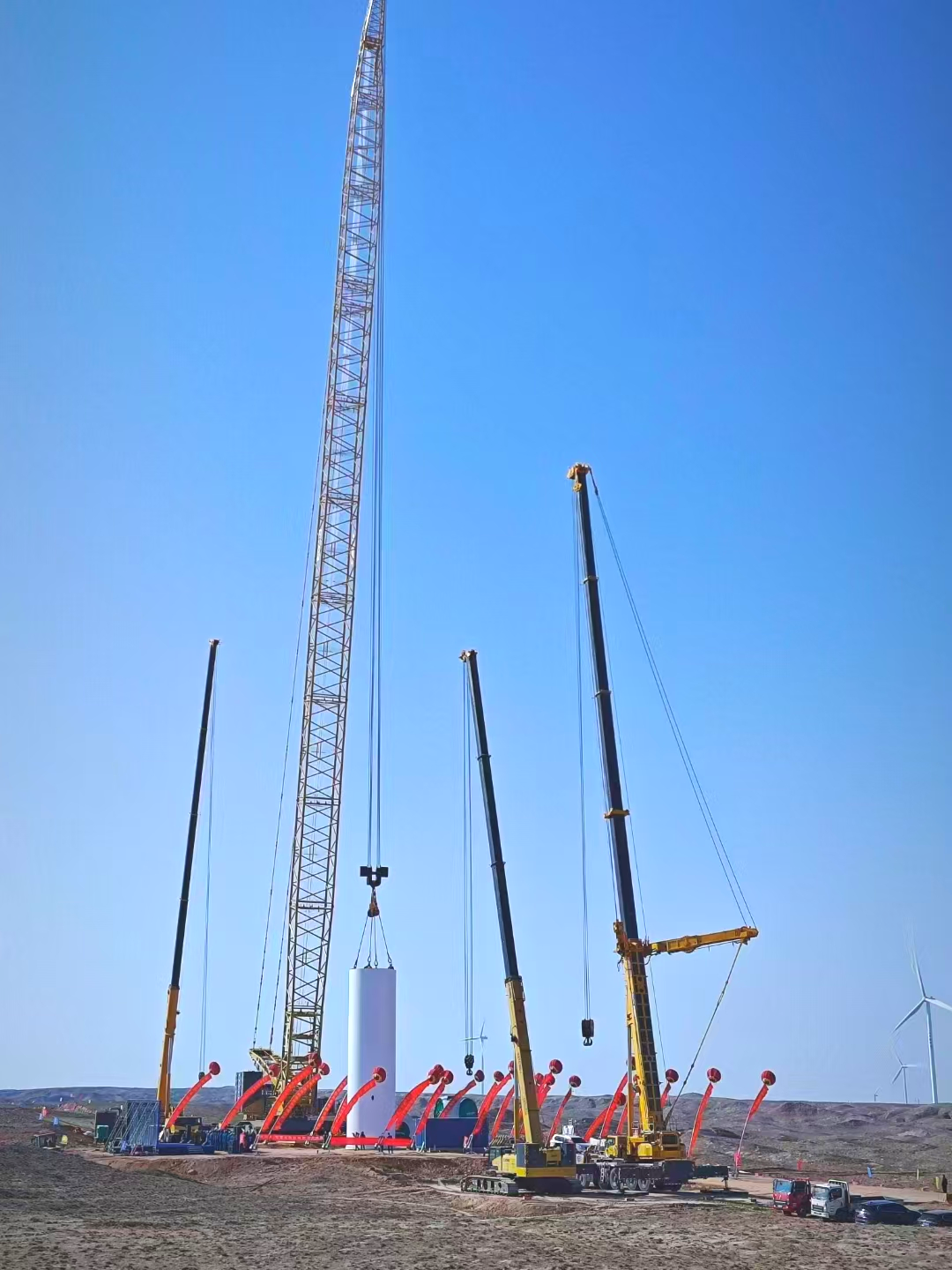 “举重若轻”零偏差！esball官网电子游戏www.esball.com履带起重机上演“施工大片”