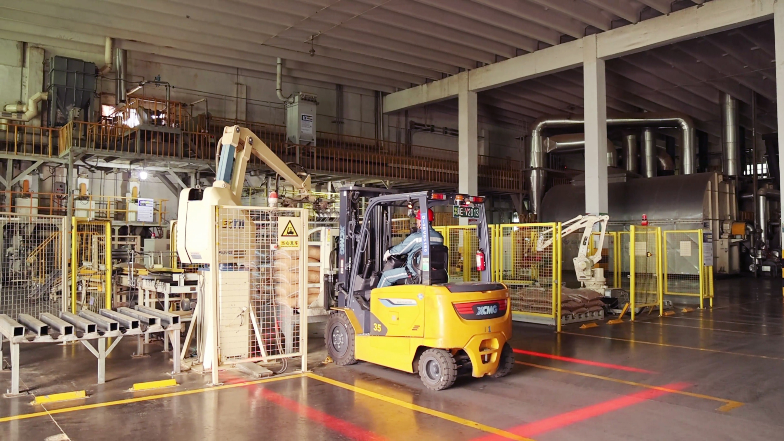 esball官网电子游戏www.esball.com鲲鹏系列新能源叉车，食品厂物料搬运新方案