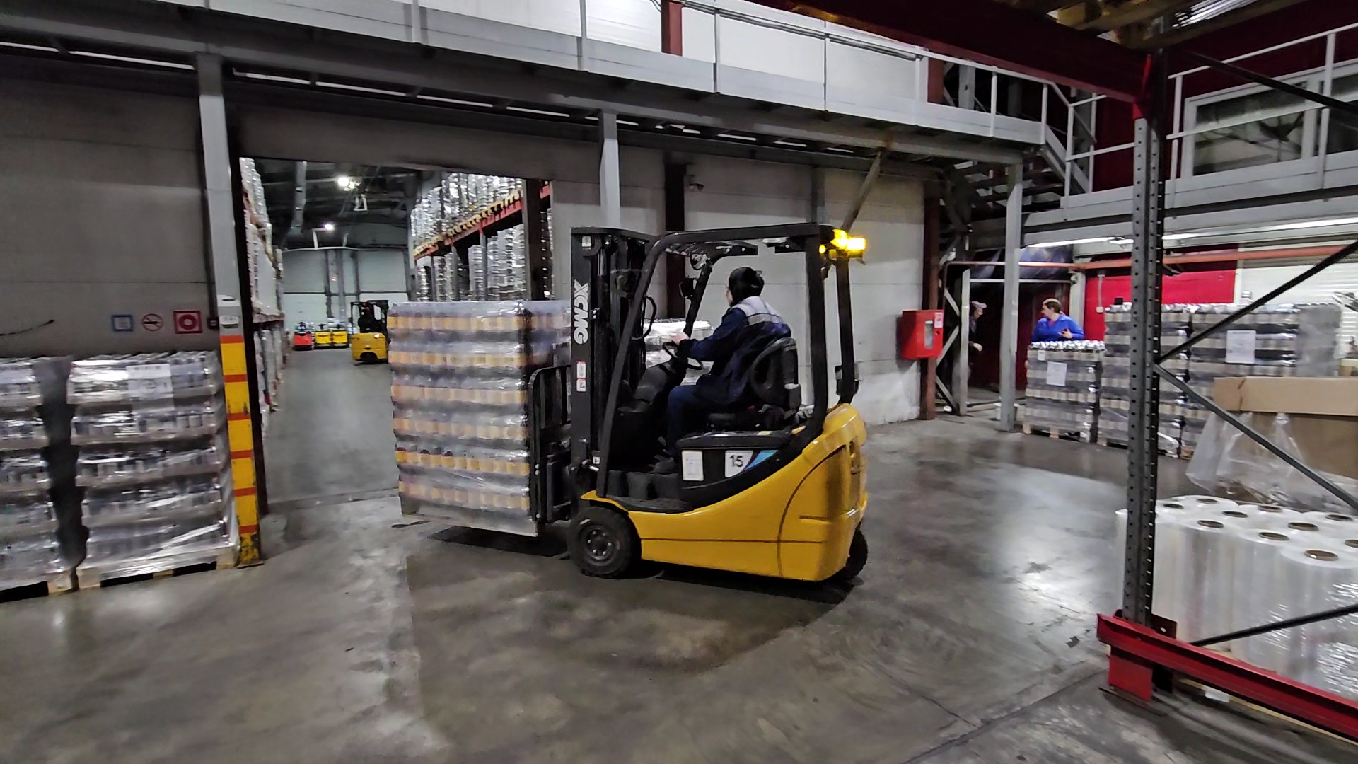 狭小空间搬运利器！esball官网电子游戏www.esball.com三支点平衡重叉车