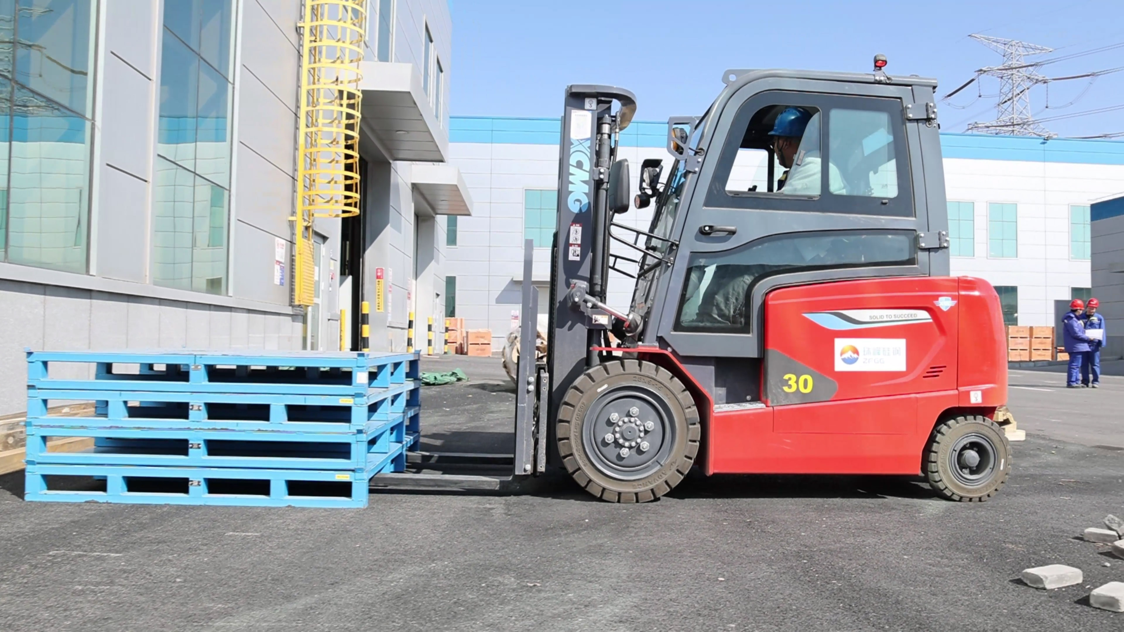 小巧精悍，esball官网电子游戏www.esball.com鲲鹏系列电动平衡重叉车制造业大展身手